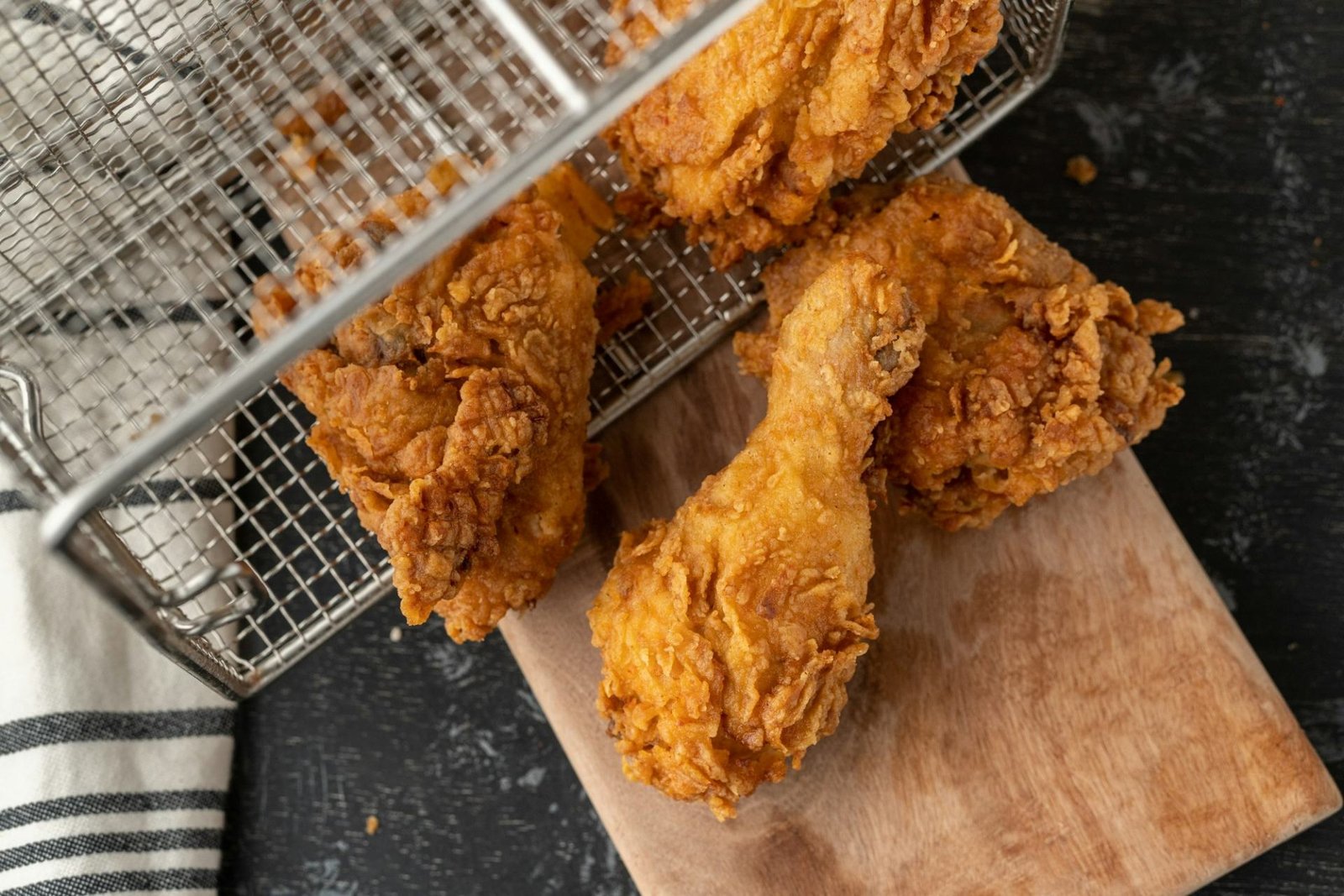 Ayam goreng crispy dengan kulit renyah keemasan